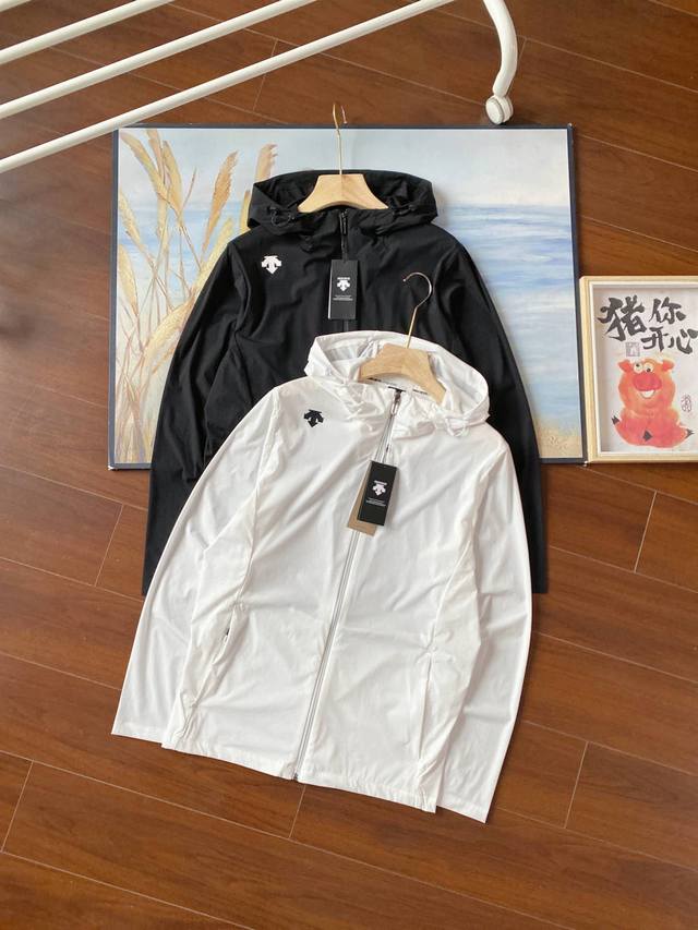高品质 性价比超高！ 迪桑特Descente综训防晒服，重新定义了轻薄与防护的边界。超轻量化设计，薄如蝉翼，却拥有Upf80+的卓越防晒能力，为您抵御紫外线的侵