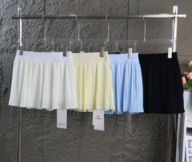 Lululemon Varsity 女士风琴褶高腰网球裙速干芯吸丨 面料:100%锦纶 高支高密运动裸感面料穿着轻薄不透肉 经典圆领修饰脸型简约百搭可外穿 弹力