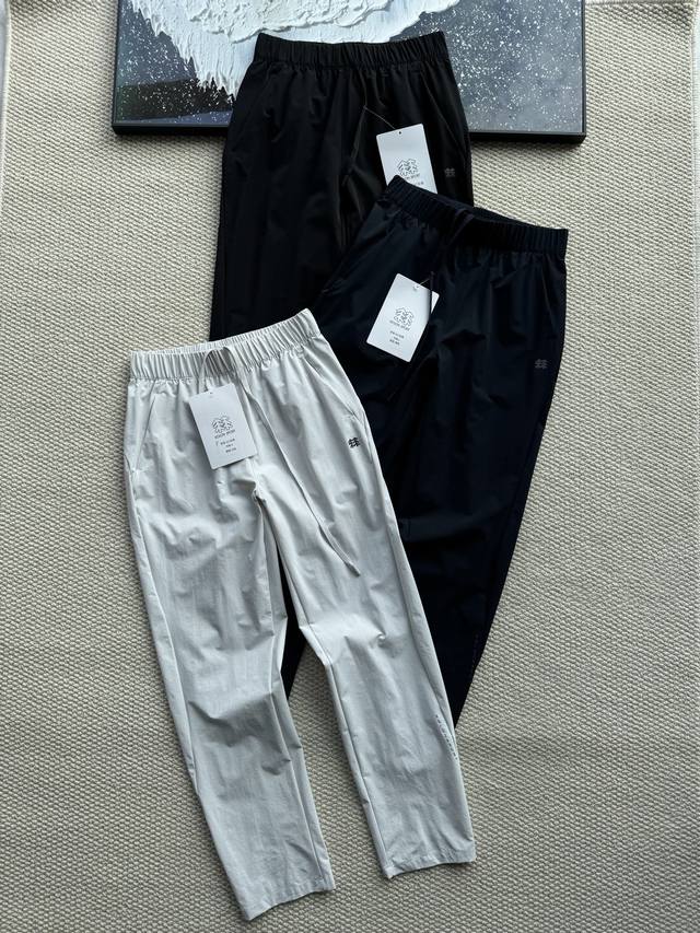 Kolon Sport可隆女士防晒户外休闲裤 解锁夏日新宠！可隆女款速干裤登场 夏日炎炎，还在为裤子闷热、黏腻而烦恼？可隆女款速干裤带着强大功能和时尚基因，帮你