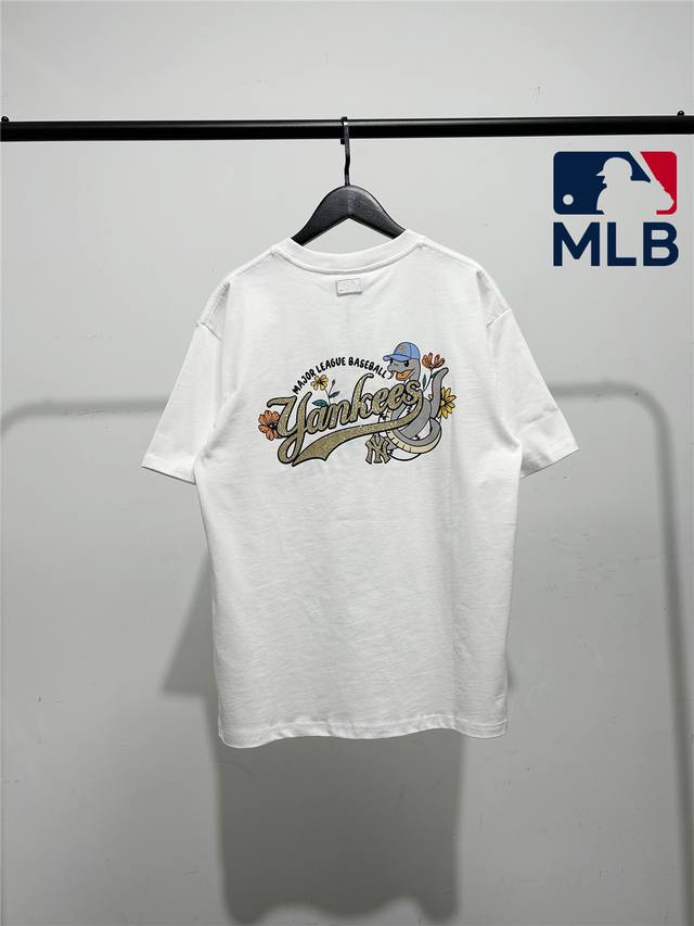 高品质！Mlb柜子新款后背洋基烫金字母短袖T恤！三标齐全，三联吊卡，原厂包装！通肩压条保证舒适性！高端品质2025Mlb Ny 生肖蛇年烫金字母款 情侣圆领短袖