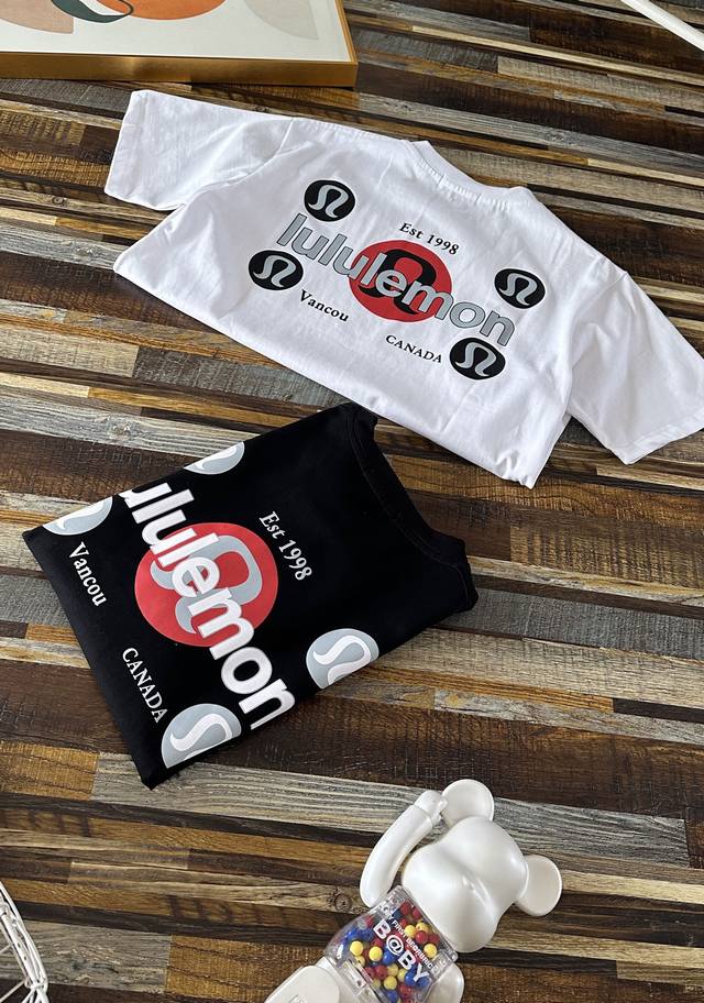 露露夏季新款，严选精选 男士日常通勤穿搭，Lululemon露露情侣款乐蒙经典系列 印花短袖T恤明星穿搭款 280克全棉透气面料 -前后经典印花工艺，后背经典L