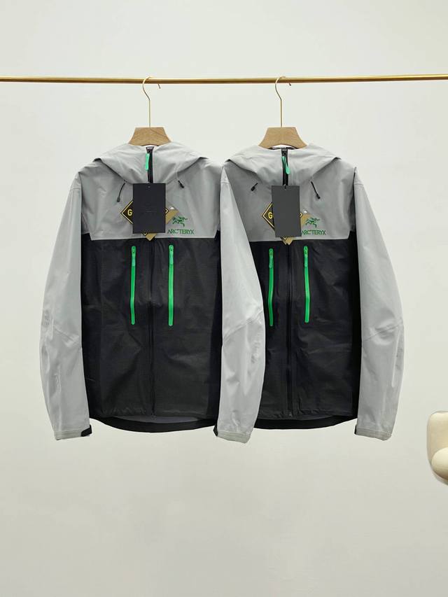 Arc'teryx始祖鸟Alpha Jacket男士户外硬壳冲锋衣外套 出入专柜无压力 官网在售5400大洋，男子经典防水冲锋衣。 最近爆火的户外品牌 冲锋衣界