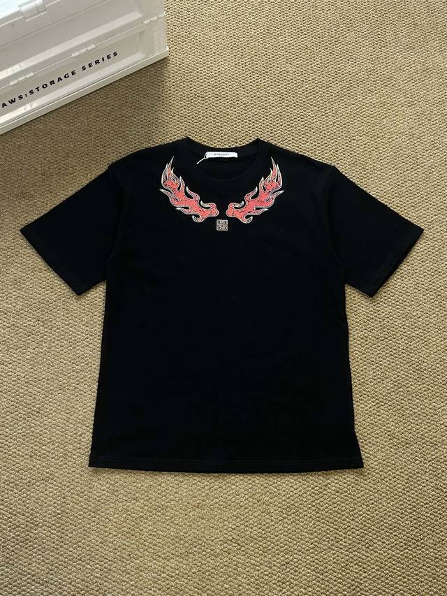 纪梵希 Givenchy 24Ss夏季领口火焰印花小Logo短袖T恤 颜色：黑色 尺码：S-Xl 原版面料高版本高品质 网红明星同款 原版定制面料 胸前Logo