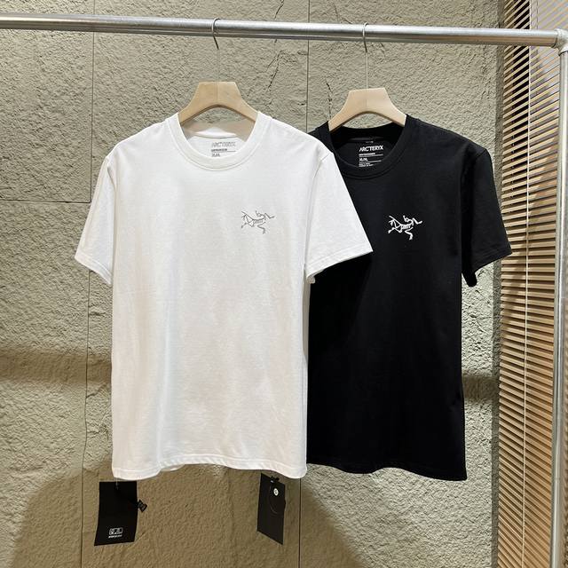 始祖鸟 Arcteryx 男士运动速干T恤 材质：230克运动户外科技棉 领型：落肩款圆领 袖长：短袖 厚薄：薄 版型：标准 New Arrivals工艺：免烫处理 Logo工艺：