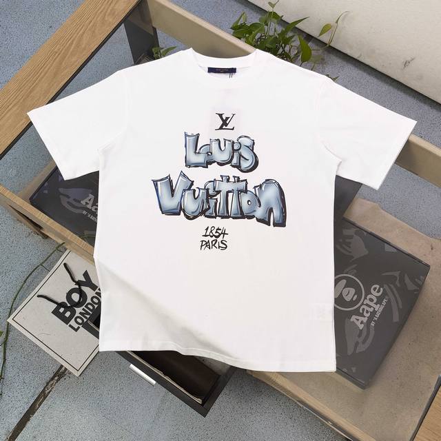 高版本 2025新款Louis Vuitton路易威登Lv涂鸦1845图案Logo字母印花休闲情侣短袖T恤，独一无二的活性环保面料染色，32支双纱精梳纯棉爽滑手
