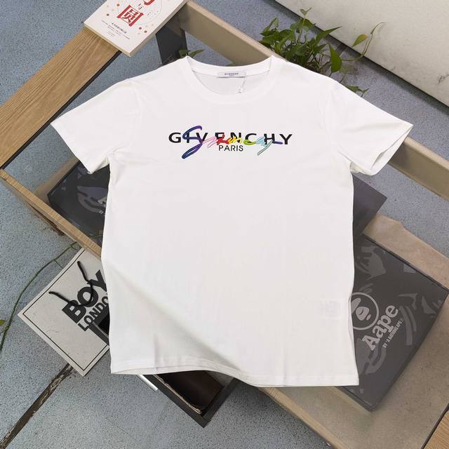 高版本 2025新款Givenchy纪梵希彩虹立体刺绣字母图案Logo绣花休闲情侣圆领短袖T恤，采用32支双纱精梳纯棉爽滑手感，纯棉不起球不起毛，面料厚度240