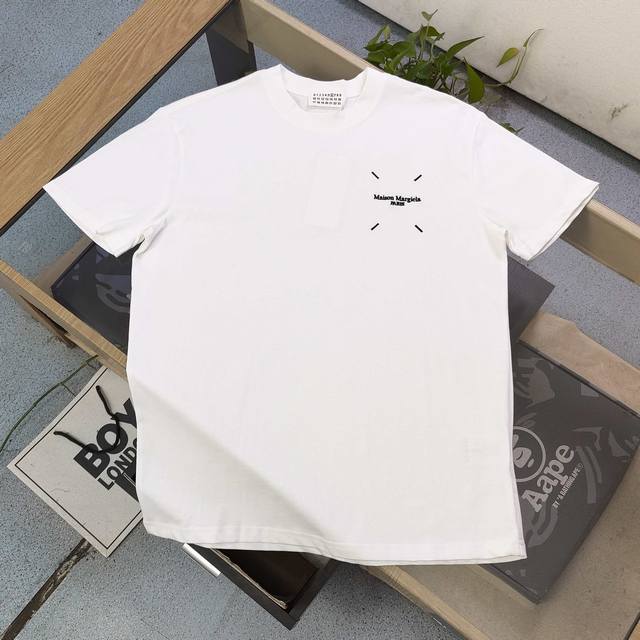 高版本 2025新款Maison Margiela马吉拉Mm6胶带数字字母图案Logo绣花休闲情侣圆领短袖T恤，采用32支双纱精梳纯棉爽滑手感，纯棉不起球不起毛