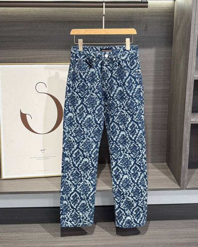 Louis Vuitton 路易 威登 25Ss 早春新品 蛇纹提花格纹牛仔裤 王鹤棣同款 Vuitton蛇纹图案牛仔裤，直接被它拿捏住！ 它的蛇纹图案设计超有