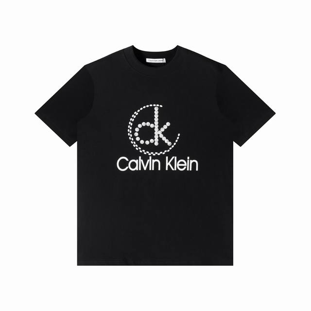 Calvin Klein Ck重工珍珠镶嵌印花圆领短袖T恤 280克纯棉双砂面料 所有面料均已提前做过缩水 品质第一 所见即所得 不会洗一次版型就有所变化的 区