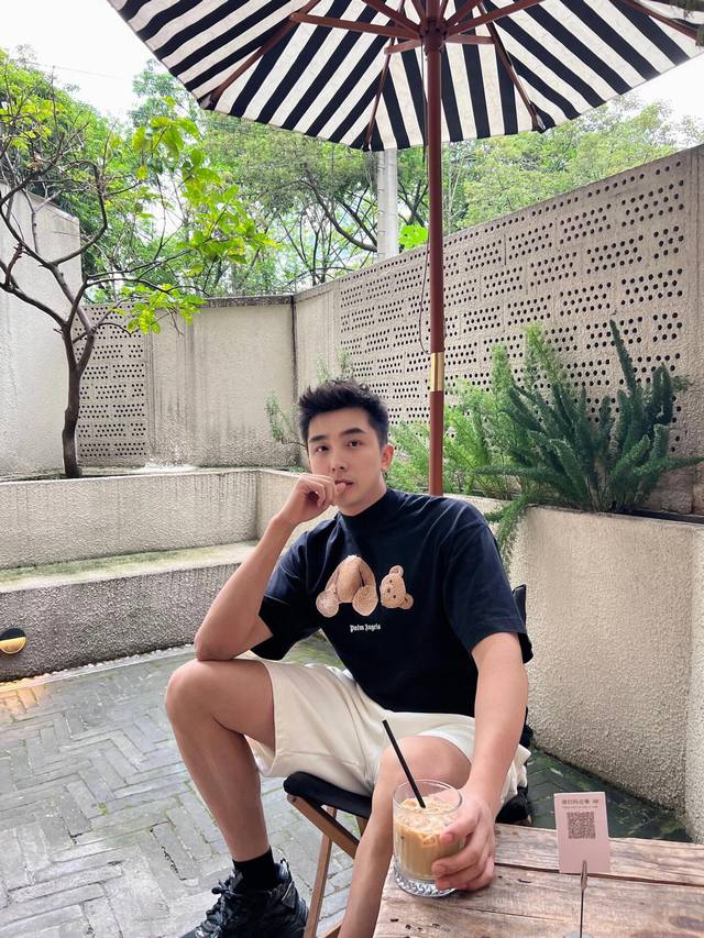 palm Angels男款棕榈天使断头熊印花棉质圆领短袖T恤 -关于成衣- 解释下 这款断头熊 分男款 合身版型 女款 宽松版型 得物都可以查询 男款 货号是p