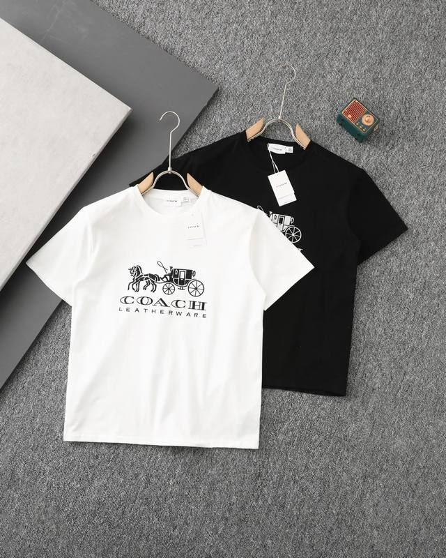 顶级复刻，区别通货 25Ss夏季新款蔻驰Coach 官网款重工刺绣马车男女同款情侣款短袖T恤 奥莱版本旗舰店官方在售大几百. 非常简单的一款T恤 上身简约大气