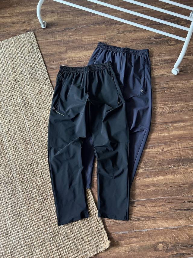 Lululemon夏季弹力超薄速干长裤，兼具功能性与时尚感的运动休闲长裤，面料轻薄，能让空气在面料中流通，加速汗液蒸发，保持干爽，穿着无负担。具有高效的吸湿速干