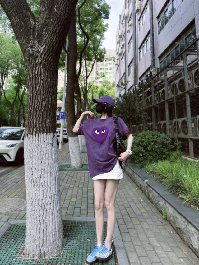 新品上新 川久保玲 爱心刺绣洗水短袖 高级定制 绝了！！川久保玲这件葡萄紫真的显白又温柔！ 简直不要太浪漫了 上身显白又温柔真的不要太惊艳 洗水版 play川久