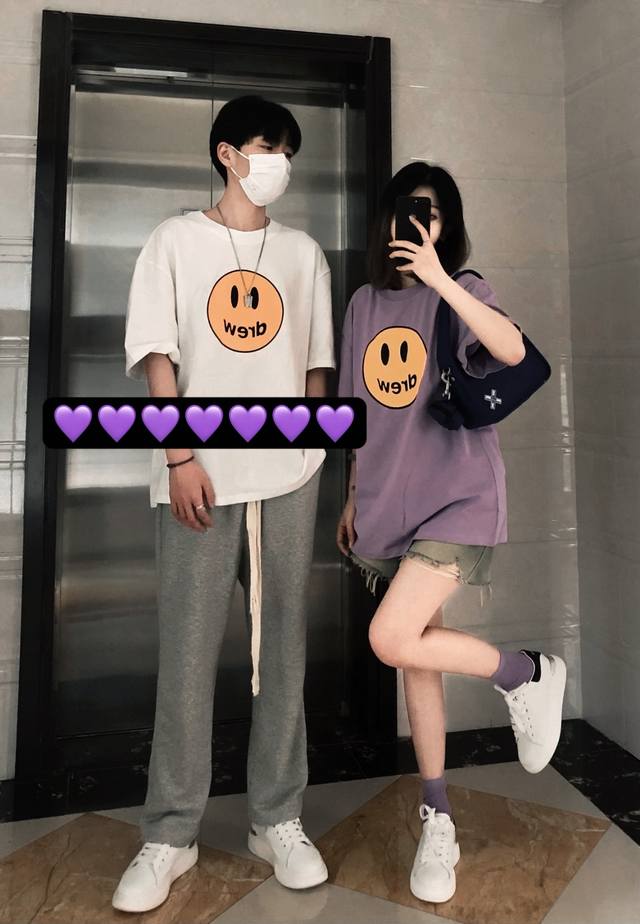 新品上新 Drew 笑脸印花短袖 高级定制 Drew薰衣草紫短袖 天气转暖，拒绝黑灰白，鲜紫色穿搭起来！ 纯棉 Drew情侣款笑脸T恤，夏日必备！ 这款国潮笑脸
