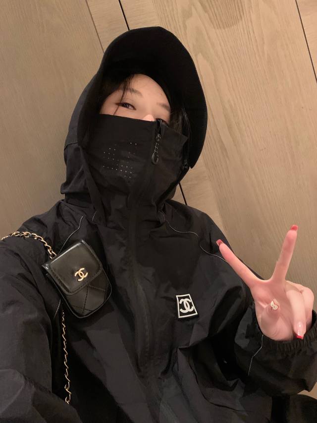 新品上新 Chane* 香奶儿 皮标刺绣防晒连帽外套 高级定制 新款模特实拍图片已保护，小香风中古防晒外套 款号：00D7375 尺寸：S-2Xl 尺码见图末