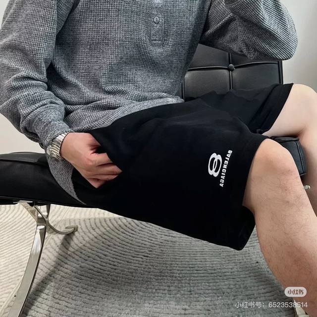 供 顶级版本 巴黎世家Balenciaga经典款双环刺绣大毛圈短裤 宽松版型 面料定织定染380克纯棉大毛圈 面料全部经过预缩水和蚀毛处理 洗后不缩水 手感柔软