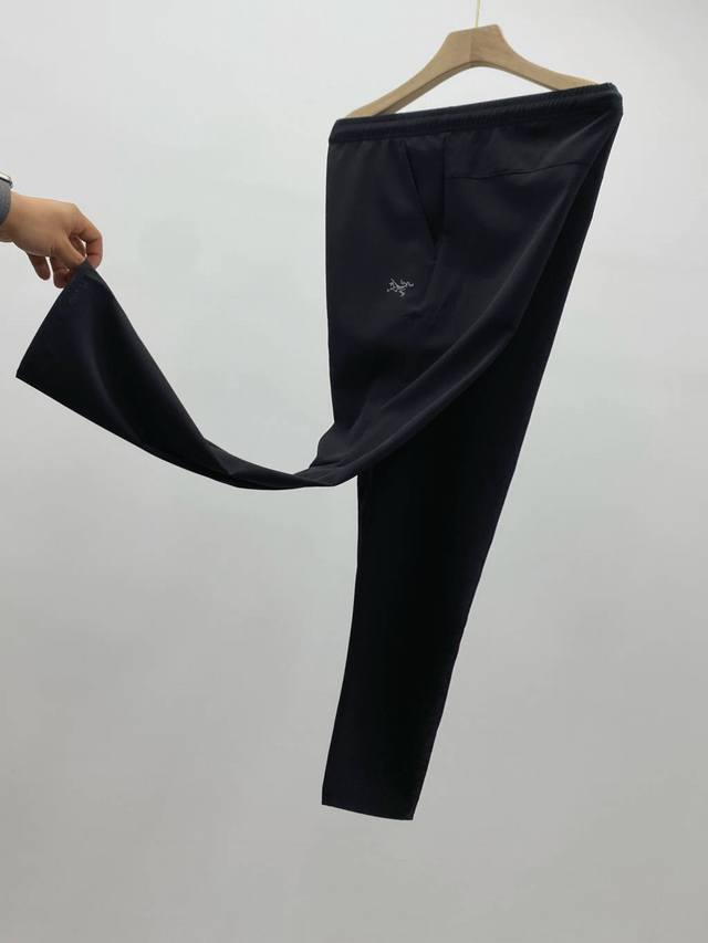 Arc'teryx 始祖鸟夏季冰丝弹力速干收口长裤 此款裤子非常百搭，弹力腰围，加宽加厚腰头！收口设计！ 3D立体工艺剪裁 上身凸显身材 ！ 优选冰丝四面弹面料