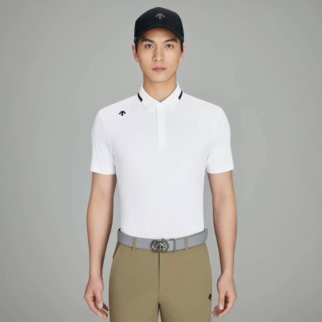 迪桑特高尔夫领子拼色 Field系列男士短袖polo衫夏季新品 简约基础款短袖polo衫。采用质感动感珠地网眼面料，质地挺阔，弹性丰富，且包覆性强。 领口拼色设