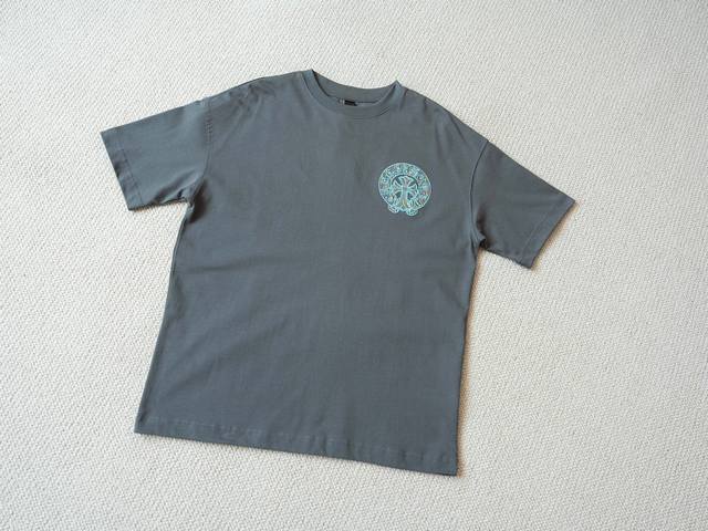顶级Tee 强势上新 Chrome Hearts S S25 多彩十字架字母马蹄刺绣圆领短袖T恤 货号： 颜色： 暗绿色 尺码： S M L Xl 尺寸推荐：S