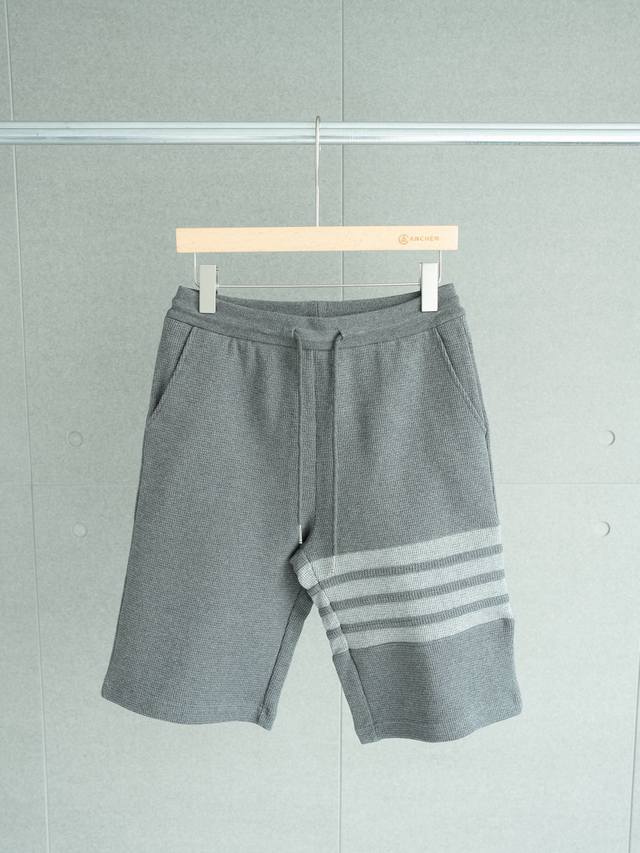 市场最顶级版本 随意对比400版本 Thom Browne 华夫格经典 四杠新配色短裤 颜色：花灰色 尺码：1码 2码 3码 4码 尺寸推荐：1码可穿130斤以