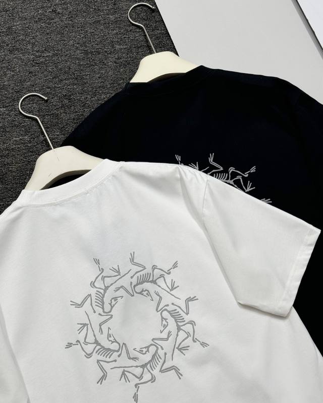 Arcteryx始祖鸟 System_A系列 Dro p10 Asossolarium 品牌印花Logo反光图案圆领直筒短袖 Ss24T恤男女同款 颜色: 黑色