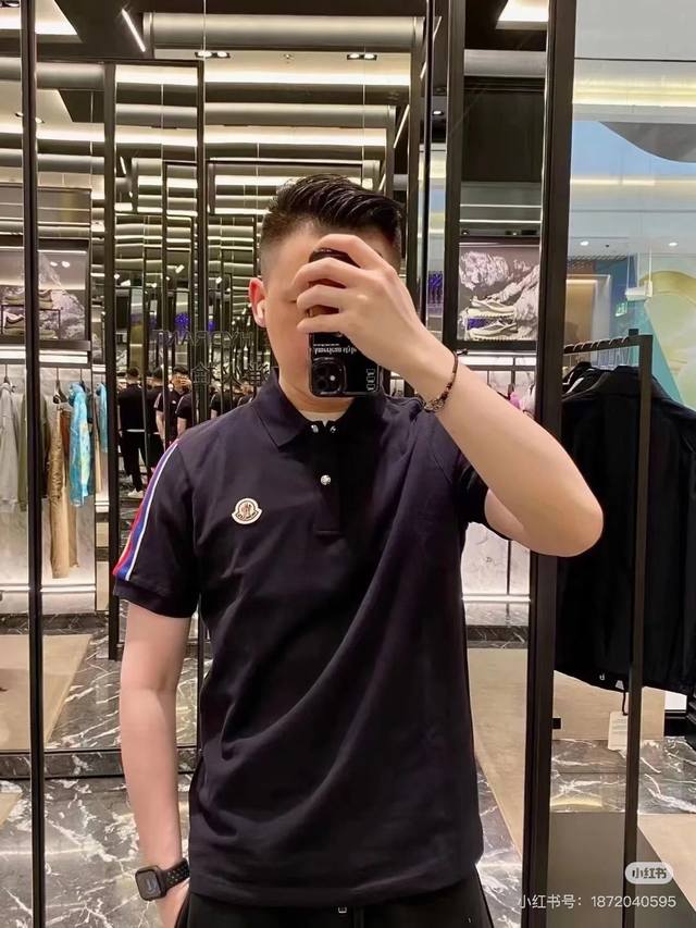 搭配资讯图 Moncler蒙口官网同步上新 袖标织带标识印花翻领polo衫