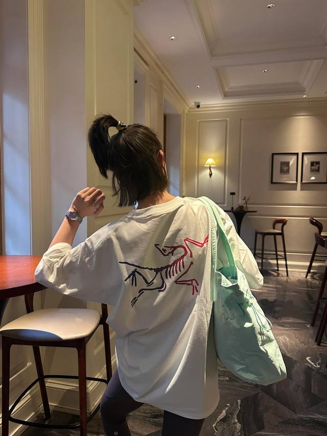 上新！ 始祖鸟 Arc'teryx渐变鸟情侣款短袖T！宽松版型！ 专柜卖断货 一件难求！年度爆款来了！ 采用顶级230克凯迪纯棉面料！无敌质感！ 高端面料无任何