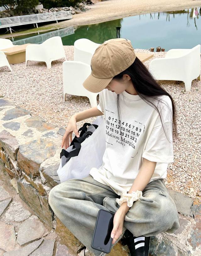 上新！ 马吉拉 Maison Margicla残缺字母情侣款短袖T！宽松版型！ 采用顶级230克凯迪纯棉爽滑面料！无敌质感！ 高端面料无任何缺点！ 肩部过肩领条