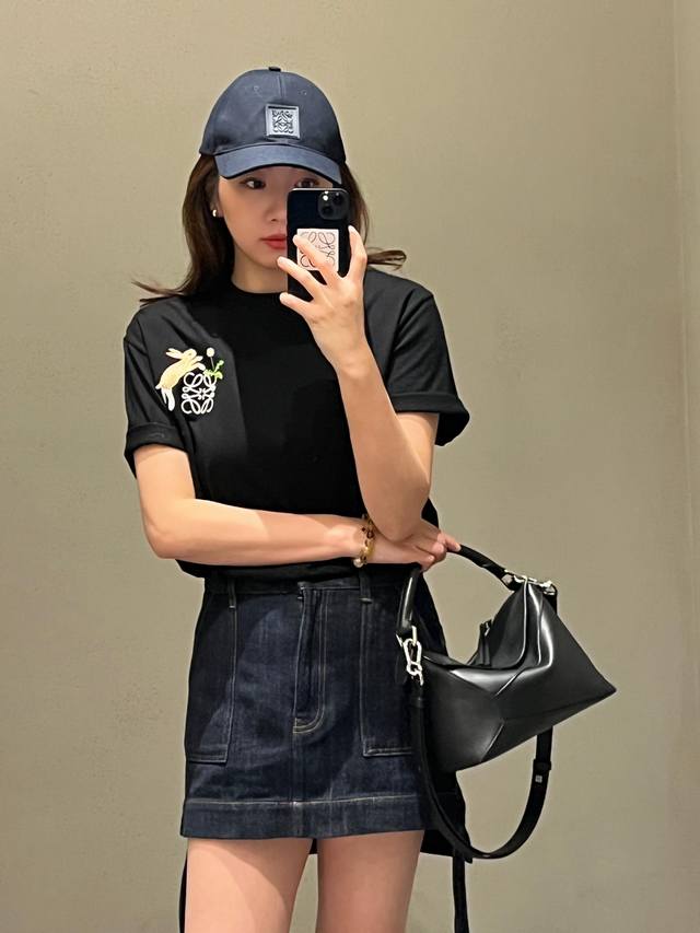 上新！ 罗意威 Loewe×Suna Fujita联名兔兔情侣款短袖T！宽松版型！ 专柜卖断货 一件难求！ 胸前5W针兔兔精致刺绣 进口绣花机完美还原！ 采用顶