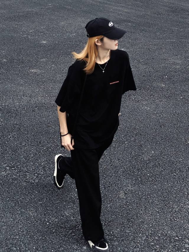 上新！ 高品质！巴黎世家 Balenciaga情侣款粉字母短袖T！宽松版型！ 采用230克精梳凯迪纯棉爽滑面料！突出精致！质感无敌！百搭黑色！ 依然顶级工艺！过