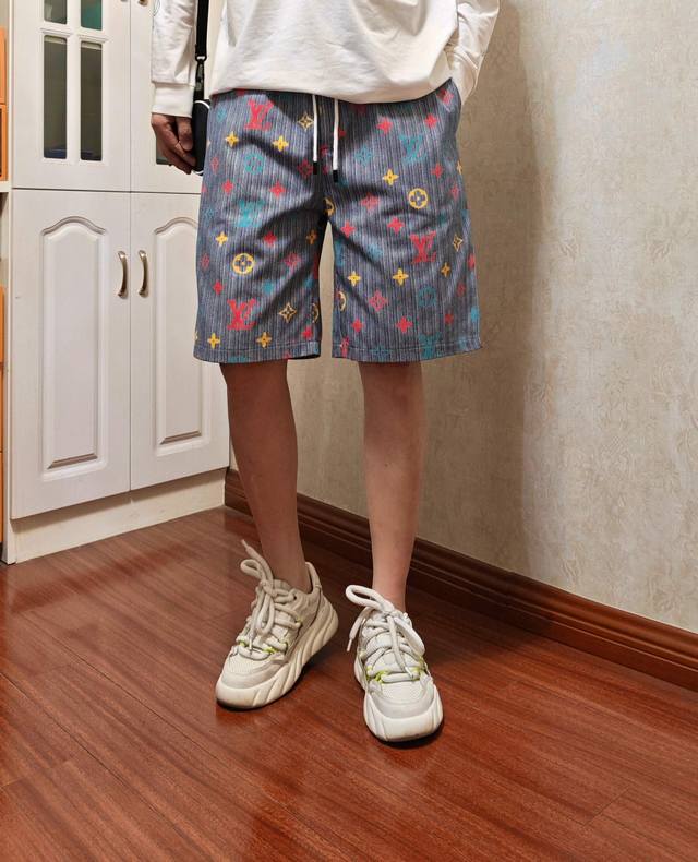 上新！ Lv Louis Vuitton菲董联名多彩Logo重工水洗竹节纹情侣款牛仔短裤！宽松版型！ 原版竹节纹重工水洗牛仔面料+多彩印花！ 颜色搭配绝绝子！底