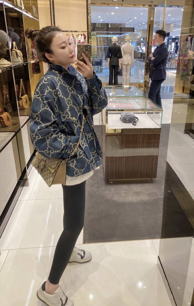 上新！ 原版复刻！Gucci春季新款双G竹节纹重磅水洗牛仔夹克！情侣款！ 专柜一件难求 众明星同款！ 订制原版竹节纹双G重磅牛仔面料！原版面料除了贵无任何缺点！