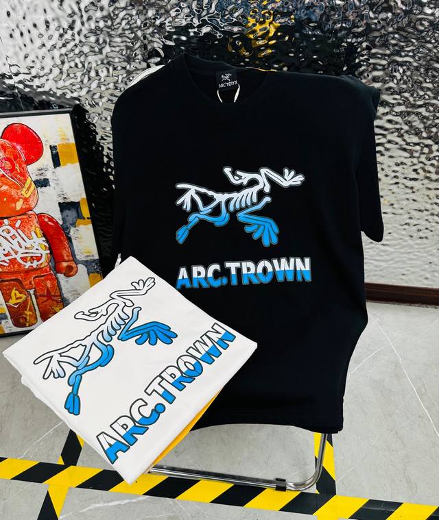 鸟 Arc‘Teryx 始祖鸟25夏季新款印花休闲宽松情侣款 短袖T恤D 细节:版本一比一复刻，吊牌 领标 水洗。 面料：采用40织双纱320克面料，原版1:1