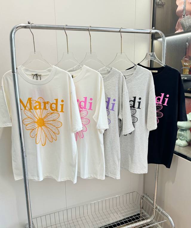 价格p： 品名：Mard* 小雏菊多色基础款短袖 尺码：M.L 颜色：白黄字 白粉字 灰紫字 灰黑字 黑红字 各大博主都在穿的基础款，小雏菊和明亮色彩，一眼看过
