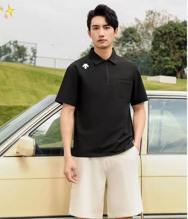 上新 迪桑特Descente商务经典男士纯色无痕翻领polo衫！ 衬衫的商务感和T恤的休闲感，搭配性价比相当优秀。 锦纶氨纶混纺材质，手感软糯有肉感，着身有骨感