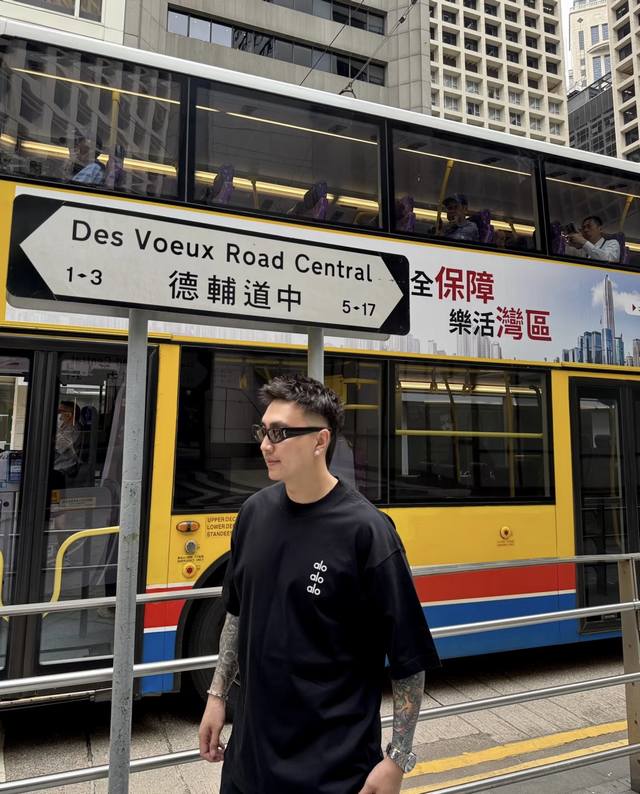 Alo独家现货胸口简约亮片印花大字母短袖！男女同款情侣款 这款短袖穿搭太休闲日常了！真的！谁穿谁好看！日常真的很好驾驭！宽松休闲就很适合日常穿，为夏天做足准备～