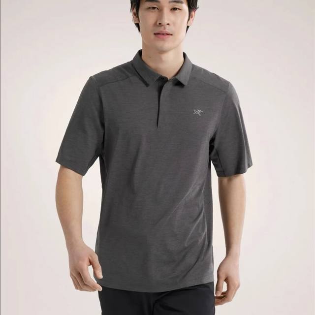 Arc'teryx 始祖鸟商务休闲polo短袖面料采用的是最新型中空吸湿排汗功能材料，面料的底部采用导槽式结构，出汗时更好的蒸发汗水，不贴皮肤 防紫外线指数U