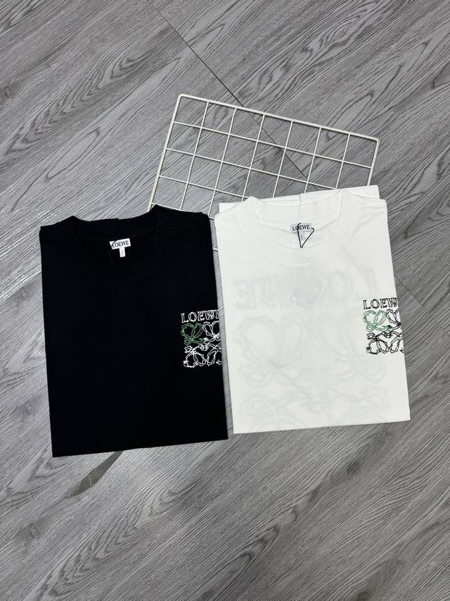 0788 Loewe罗意威2025新款圆领领短袖 高版本高品质原版面料 网红明星同款 胸前简单的Logo数码喷绘加后背大的Logo数码喷绘非常的独特具有设计感，