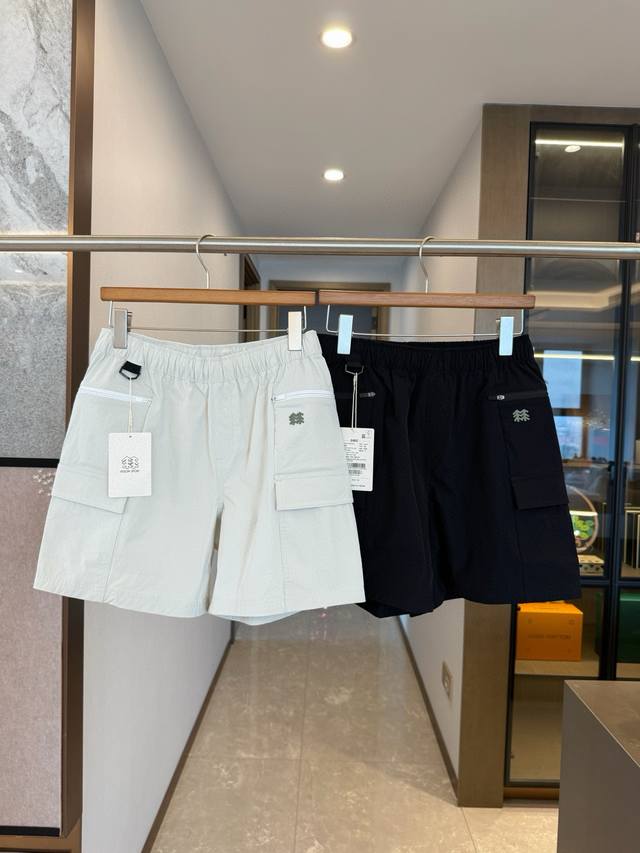 0288 小树女子防泼水弹力宽松工装短裤 Size: 米白 黑色 M-L-Xl 跟着尺码推荐来就可以，主要还是看穿衣喜好，pp大还喜欢宽松感觉的建议拍大一码哈