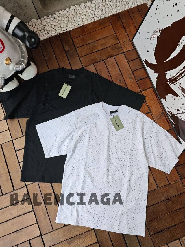 巴黎世家 Balenciaga 星空满钻 烫钻短袖打底T恤，这件巴黎世家满天星真的太贵气了。今年的大热门 Blingbling 很难不爱！采用原版260G 32