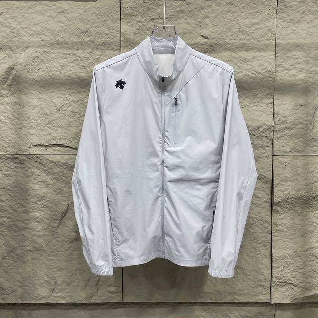 一比一 复刻 Descente 迪桑特高尔夫系列 春款官网在售新款男士立领 系列防风外套夹克 面料采用轻薄、防泼水透气，Gore-Tex pro面料和柔软耐磨的