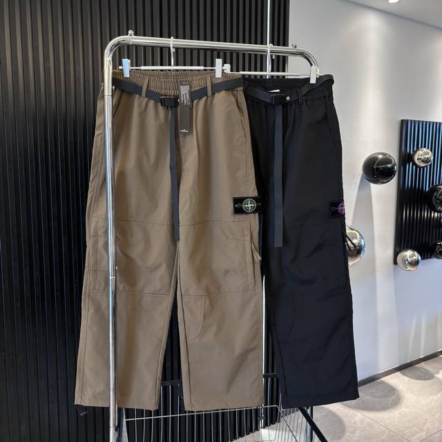 Stone Island 石头岛户外登山运动工装休闲裤 经典的美式工装元素脚口抽绳设计可以自由调节束脚直筒两种穿搭风格 小红书主播推荐上身质感满满版型立体完美修