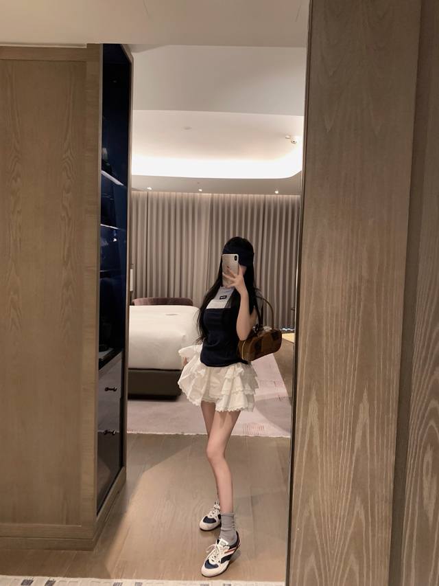 新品上新 Miu Miu 缪缪 撞色假两件短袖 高级定制 Miumi*缪缪拼接撞色减龄假两件短袖T～～自留款 百搭显瘦 超级显腰身 款号：002793 尺码：S