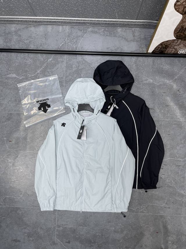 Descente 迪桑特25Ss最新款轻量透气反光连帽皮肤衣防晒衣夹克外套 定制锦纶小网格面料 清爽透气不粘身，非常轻薄，内里全部包边工艺 不路线头 松紧袖口，