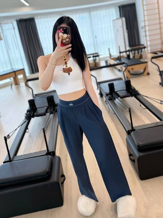 Alo Yoga Suit Up Trouser 女士25夏款速干梭织腰封阔腿裤 神裤 被追问无数次的阔腿神裤！ 藏青色模特上身图！