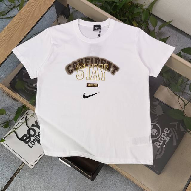上新 款号：Tx304 2025春夏新款Nike复古美式钩子字母图案Logo印花休闲情侣短袖T恤，轻奢高级，上身效果，绝绝子，采用220克纯棉面料，全套定制辅料