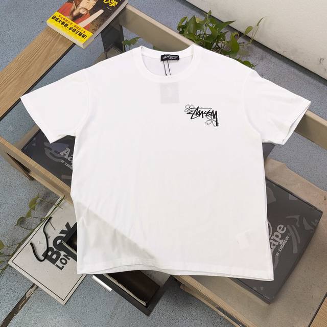 上新 款号：Tx228 2025新款Stussy斯图西花朵字母图案Logo印花休闲情侣短袖T恤，轻奢高级，上身效果，绝绝子，采用250克纯棉面料，全套定制辅料，