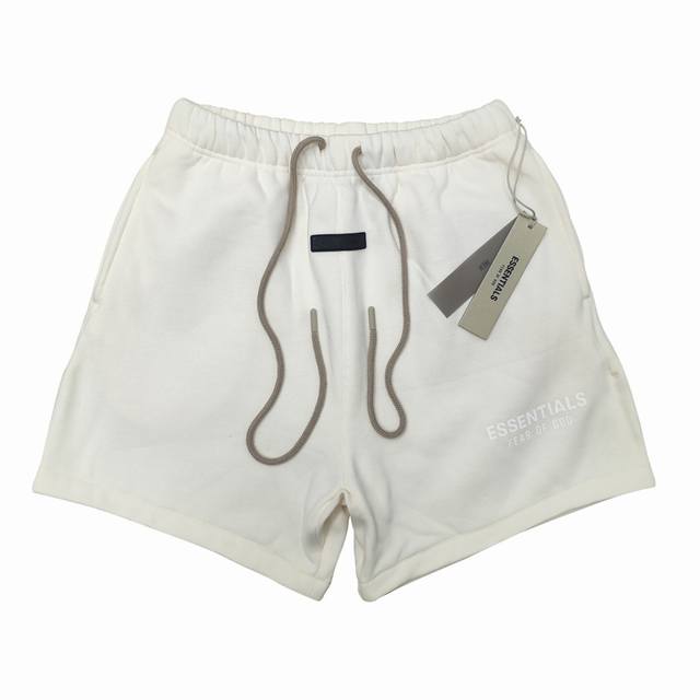上新 乳白色 顶级版本新款 Fog Essentials 云系列 高品质短裤 作为当下超火的美国高街潮牌，Fog独特的街头哥德风格、没有夸张的设计图案、采用独特
