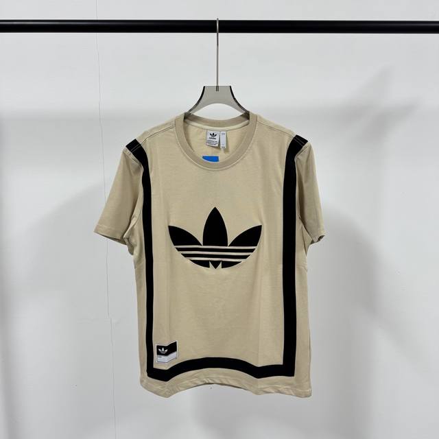 8628# Adidas 阿迪达斯 三叶草 25夏新款 绣花Logo前幅大贴布绣 贴皮条带 短袖T恤 强力推荐 店主自留款！大货大货出来啦！胸弟集美们给我冲它！