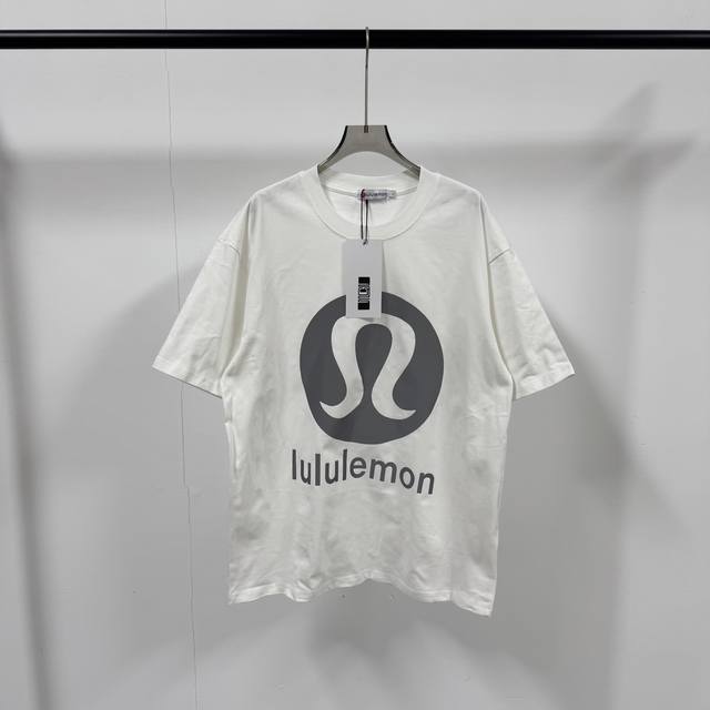 8618# Lululemon 露露乐蒙 经典大Logo 硅胶工艺 短袖T恤 硅胶工艺 #面料采用260克32支双纱纯棉面料 定织定染同版紧密螺纹~ #全套辅料